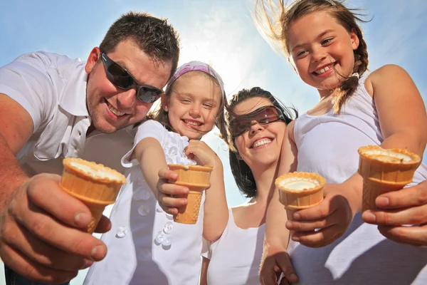 Family eating ici-cream in front of ocean — Stock Photo, Image