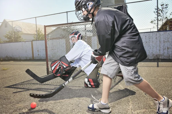 Porträtt av hockey boll spelaren med hockeyklubba — Stockfoto