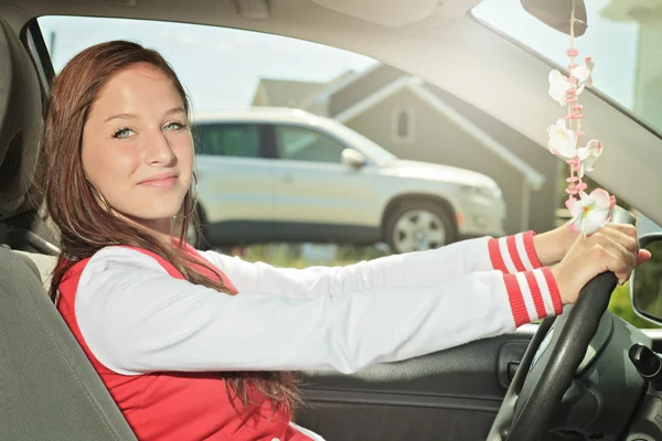 Kobieta kierowca samochodu — Zdjęcie stockowe