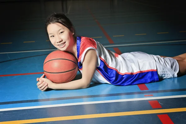 Um jogador de basquete asiático no campo de ginástica — Fotografia de Stock