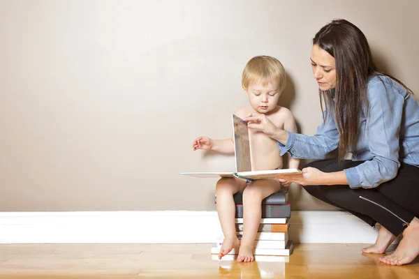 Madre che legge con suo figlio — Foto Stock