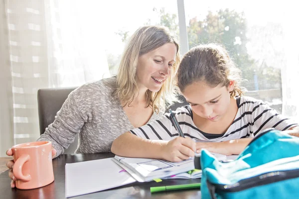 Kind zijn huiswerk in de witchen-tabel — Stockfoto