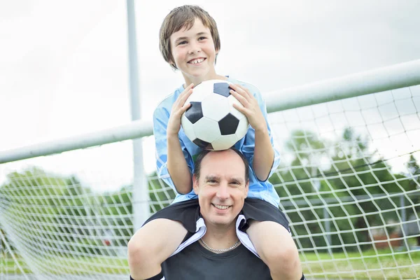 En ung fotboll spelare far — Stockfoto