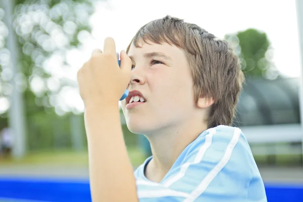 En ung fotboll spelare inhalator — Stockfoto