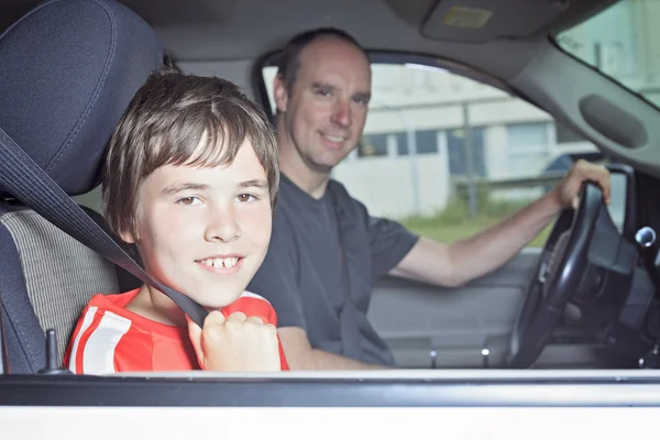 Porträtt av leende pojke i bilen av sin far — Stockfoto