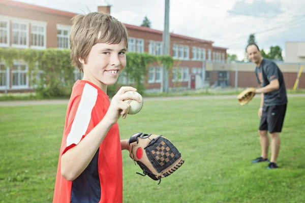 Retrato de um jovem jogador de beisebol em um campo — Fotografia de Stock