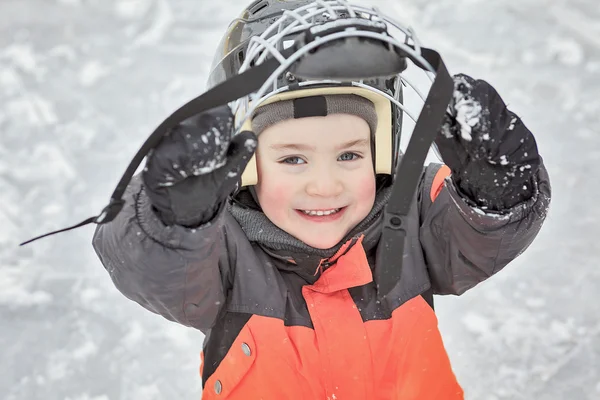 Um retrato de criança feliz no inverno jogar hóquei — Fotografia de Stock