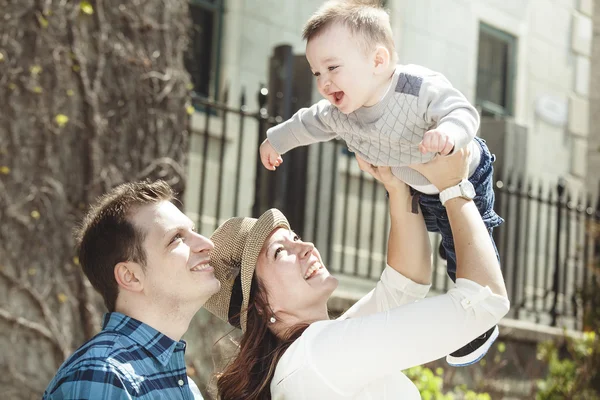 Jeune mère avec son bébé garçon — Photo