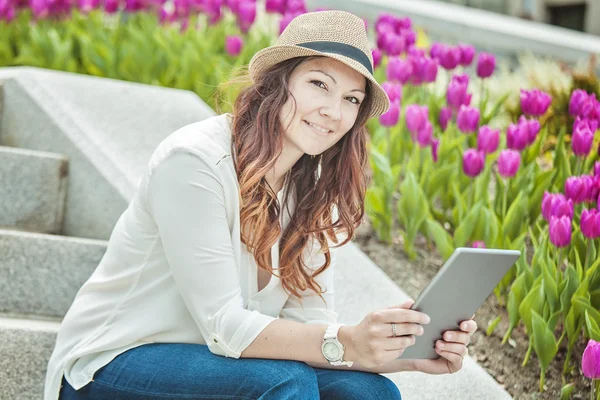 Urban woman sitting with tablet computer on stairs — Stock Photo, Image