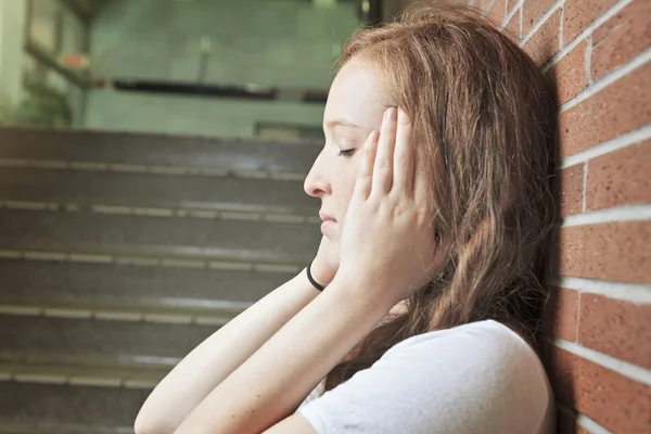 Triste estudiante solitario — Foto de Stock