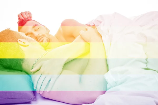Гомосексуальная пара на кровати в белой студии — стоковое фото