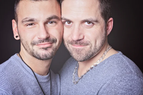Gay ζευγάρι σε μαύρο φόντο — Φωτογραφία Αρχείου