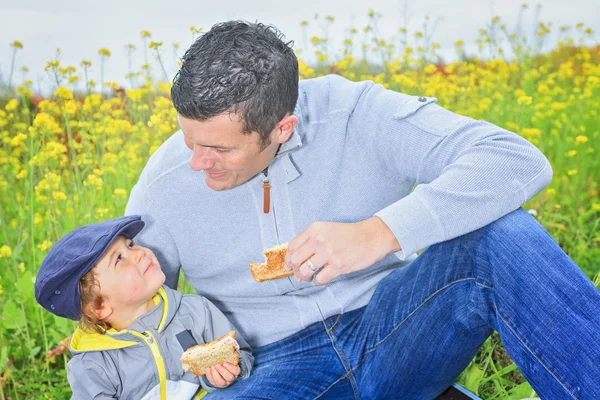 Sonbahar mevsiminde piknik çocuklu bir aile — Stok fotoğraf