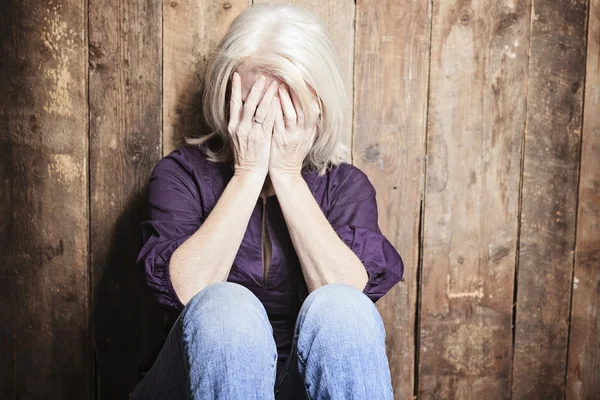 Drukken ouderdomsdeken met hout achtergrond — Stockfoto