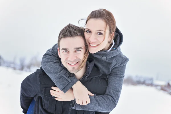 Casal jovem fora na temporada de inverno — Fotografia de Stock