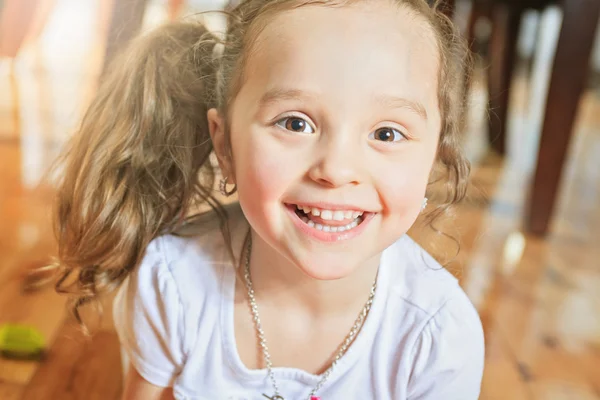 Трехлетняя симпатичная девочка играет с соединительными блоками — стоковое фото