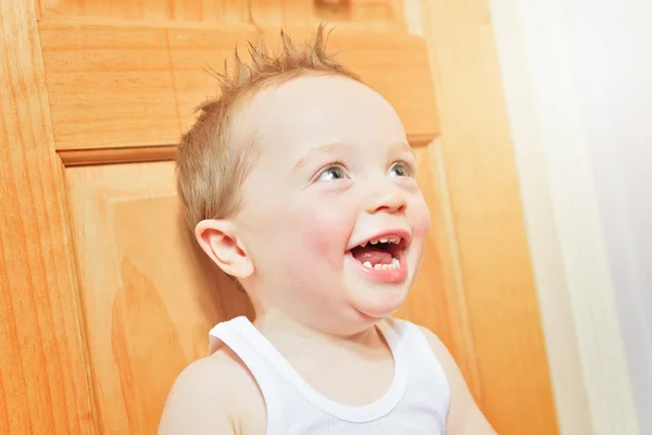 Feliz niño de 2 años. El chico sonríe, sonríe . —  Fotos de Stock