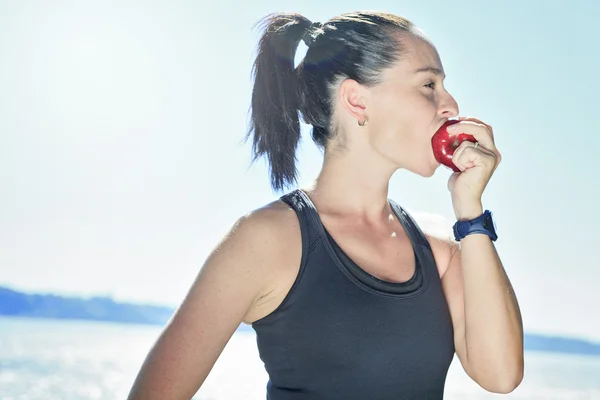 Mujer deporte feliz con una manzana —  Fotos de Stock