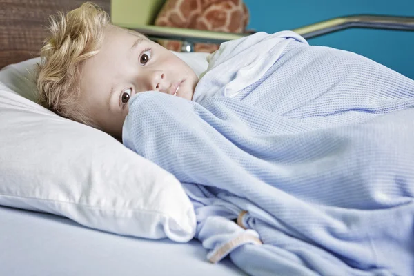 Menino doente em uma cama de hospital — Fotografia de Stock