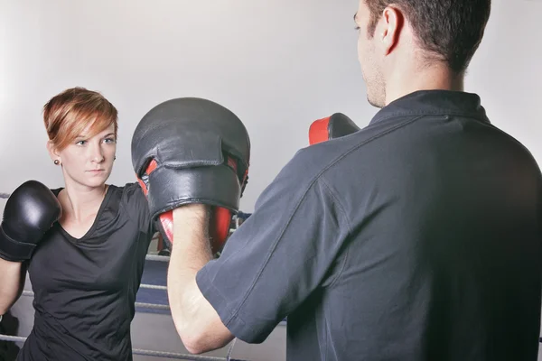 Deporte, fitness, estilo de vida y concepto de personas - mujer con persona — Foto de Stock