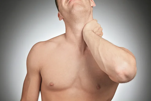 Jeune homme avec douleur au cou — Photo