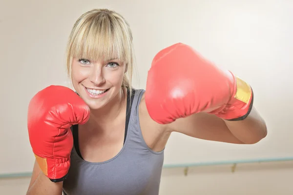 Joven hermosa mujer durante la aptitud y el boxeo — Foto de Stock