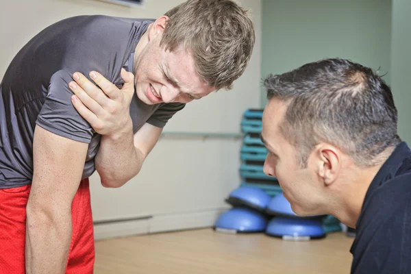 Portret mężczyzny fitness sięgania po kolana w bólu — Zdjęcie stockowe