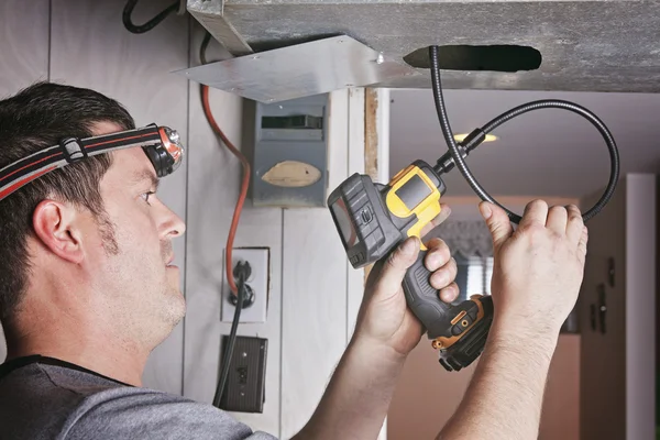 Ventilatie schonere mens op het werk met gereedschap — Stockfoto