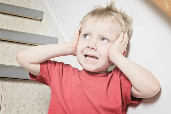 Niña solitaria abandonada apoyada en la pared — Foto de Stock