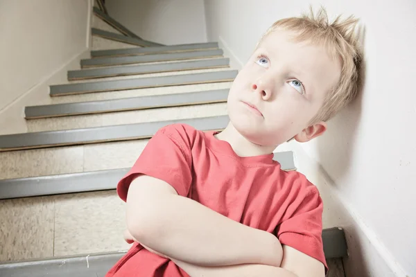 Trascurato bambino solitario appoggiato al muro — Foto Stock