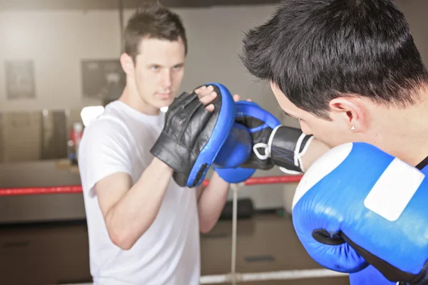 Um pugilista jovem que treina para a sua luta — Fotografia de Stock