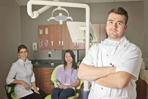 Een tandheelkundige kantoor met werknemer en client — Stockfoto
