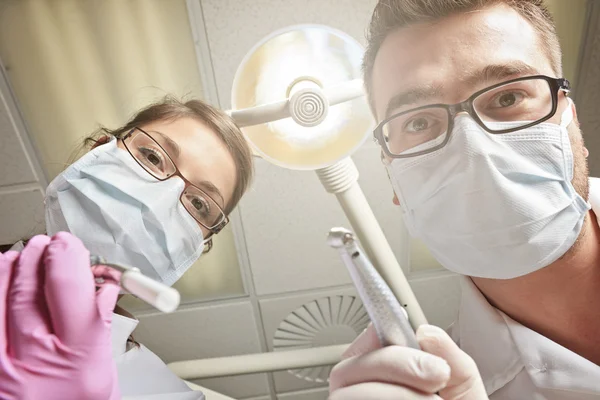 Um consultório odontológico com dentista — Fotografia de Stock