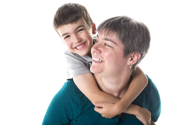 Маленький сын обнимает свою мать — стоковое фото