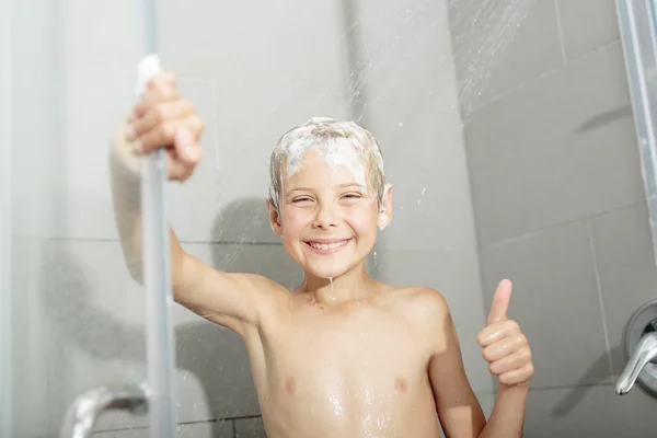 Gelukkig tiener jongen wassen hoofd in de douche in de badkamer — Stockfoto