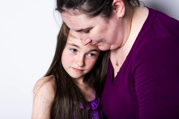 Moeder haar dochter troostend — Stockfoto