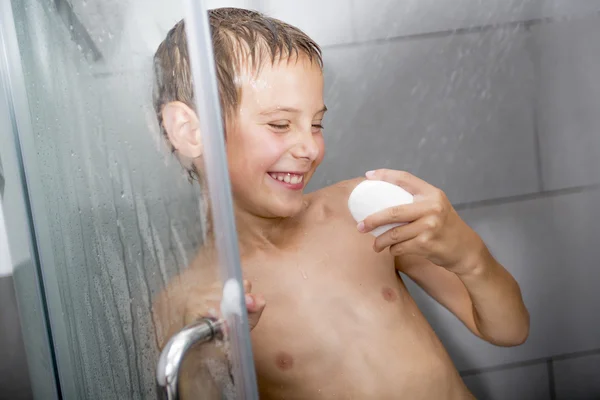 Gelukkige jongen wassen in douche — Stockfoto