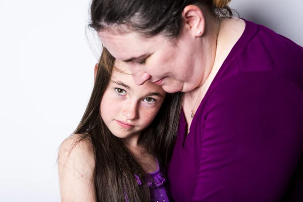 Mãe confortando sua filha — Fotografia de Stock