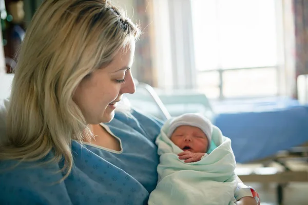 Mutter mit Neugeborenem einen Tag nach natürlicher Geburt im Krankenhaus — Stockfoto