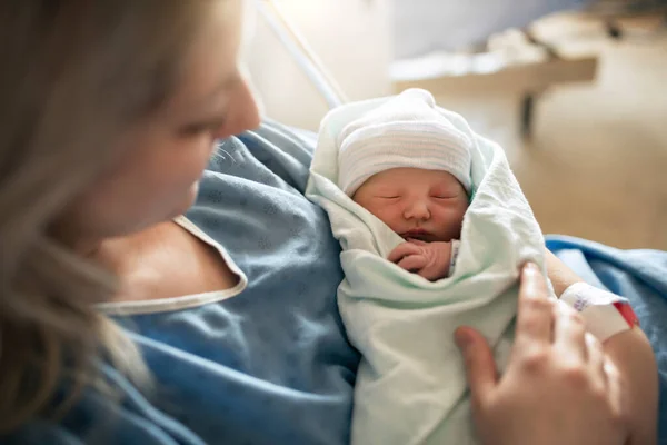 Moeder met haar pasgeboren baby in het ziekenhuis een dag na een natuurlijke bevalling — Stockfoto