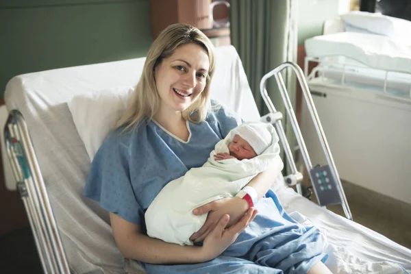 Moeder met haar pasgeboren baby in het ziekenhuis een dag na een natuurlijke bevalling — Stockfoto