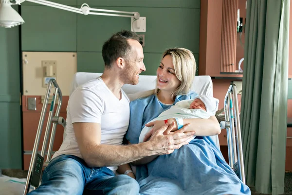 Мать и отец с новорожденным ребенком в больнице на следующий день после естественных родов — стоковое фото