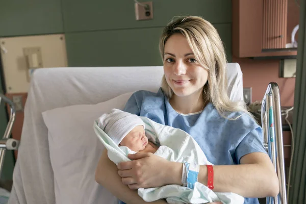 Matka se svým novorozencem v nemocnici den po přirozeném porodu — Stock fotografie