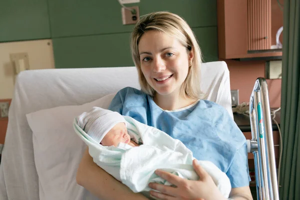 Mother with her newborn baby at the hospital a day after a natural birth labor — Stock Photo, Image