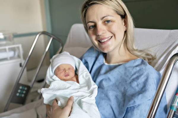 Madre con il suo bambino appena nato in ospedale un giorno dopo un parto naturale — Foto Stock