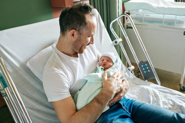 Отец с новорожденным ребенком в больнице на следующий день после рождения — стоковое фото