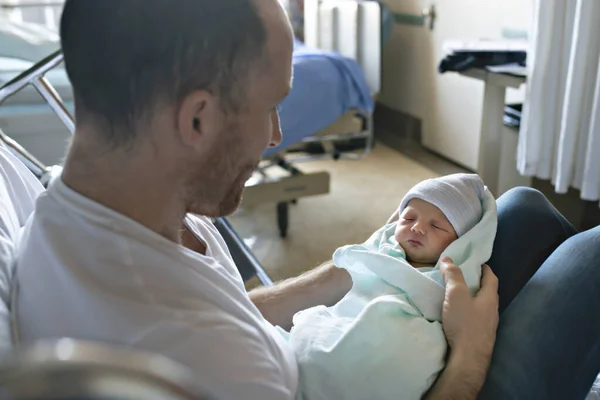 Padre con il suo neonato in ospedale il giorno dopo la nascita — Foto Stock