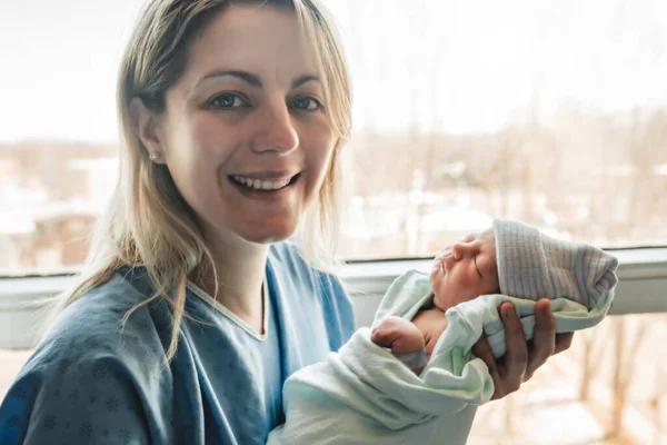 Мать с новорожденным ребенком в больнице перед окном — стоковое фото