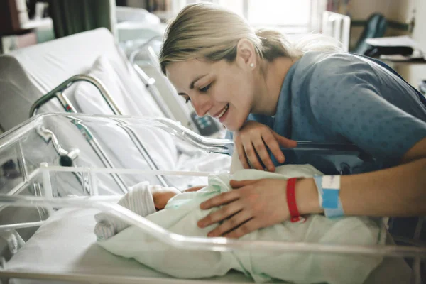 Mutter mit Neugeborenem einen Tag nach natürlicher Geburt im Krankenhaus — Stockfoto