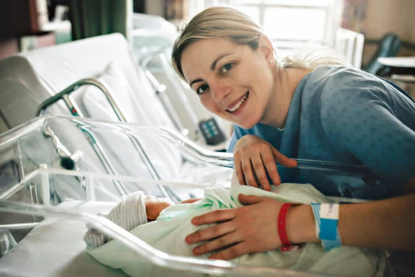 Moeder met haar pasgeboren baby in het ziekenhuis een dag na een natuurlijke bevalling — Stockfoto